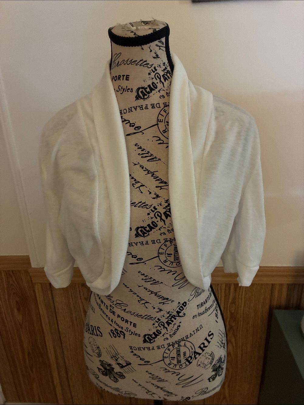 Elegant Women's White Shrug Sz XL good condition